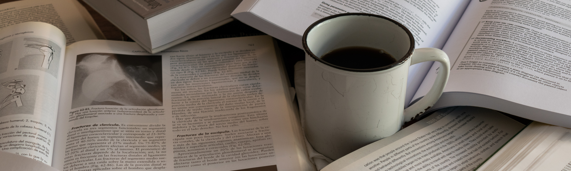 Libros y taza de café